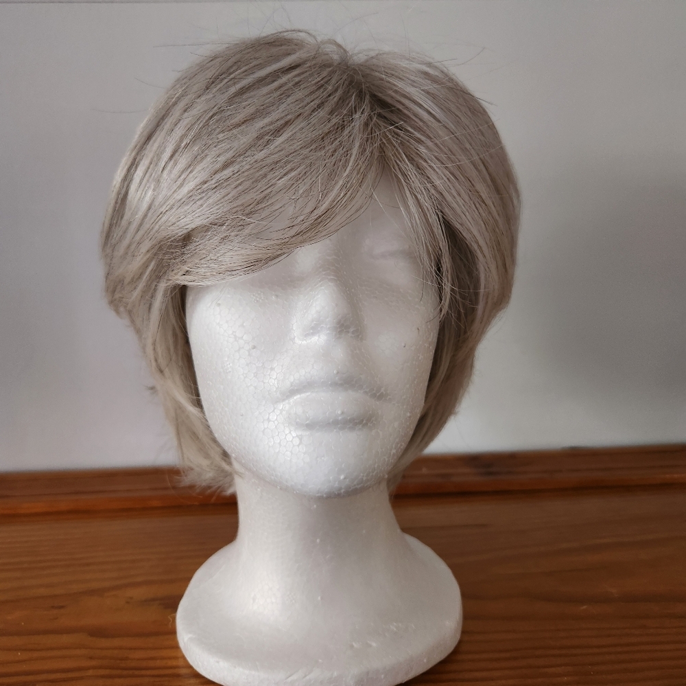 Vivacious Light Gray Short Cut Wig - Picture 2 of 6